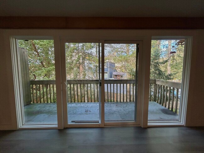 Building Photo - 465 Winslow Way E