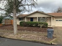 Building Photo - 2 Bedroom Duplex in Springfield