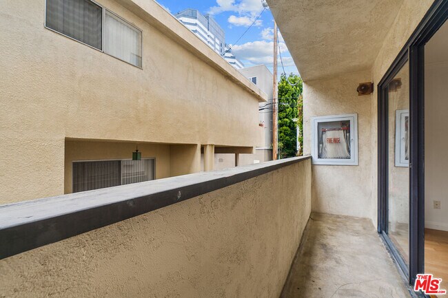 Building Photo - 1236 Wellesley Ave