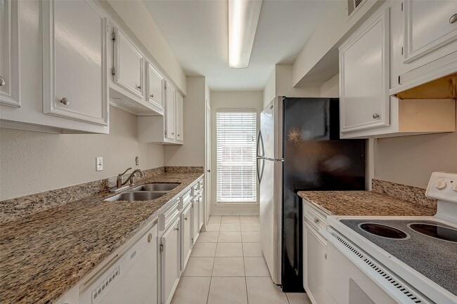 Building Photo - 6402 Del Monte Dr