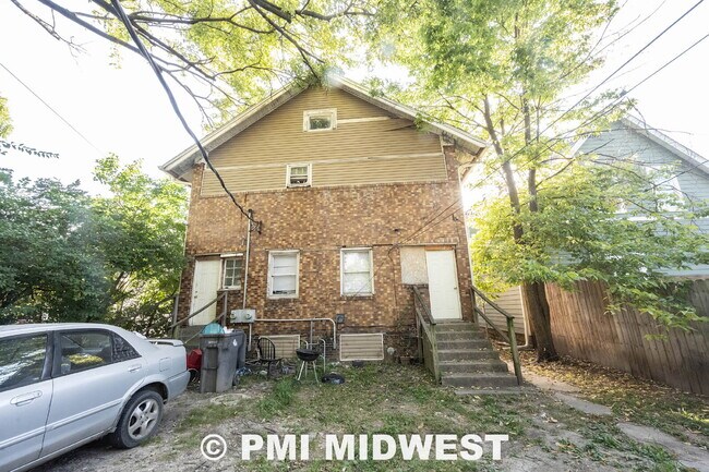 Building Photo - "Charming 3-Bed Duplex Retreat in Indianapolis – Spacious 1,318 Sq Ft with Modern Amenities!"