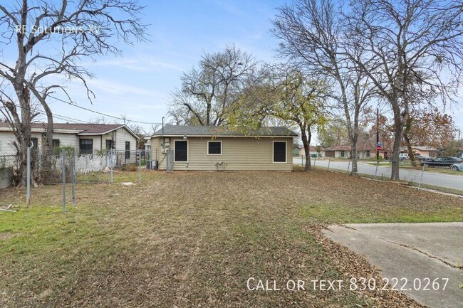 Building Photo - "Charming 2-Bed Oasis in San Antonio: Cozy...