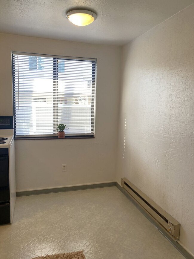 Building Photo - 523- 525  Markeson St