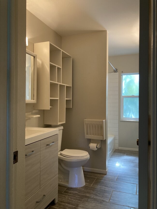 Building Photo - 5480 Descanso Cir W