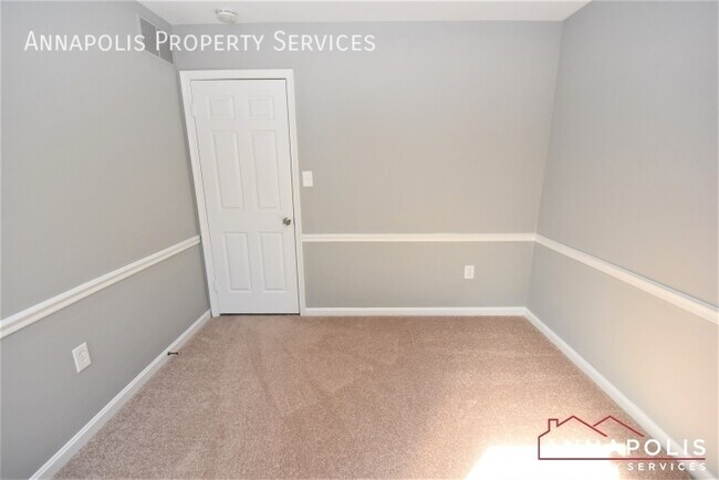 Building Photo - 424 Holly Dr