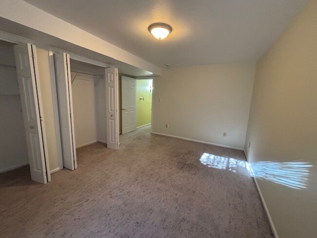 Building Photo - Beautiful four bedroom townhouse with doub...