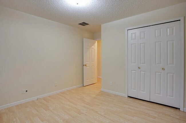 Building Photo - 3003 Valerie Dr