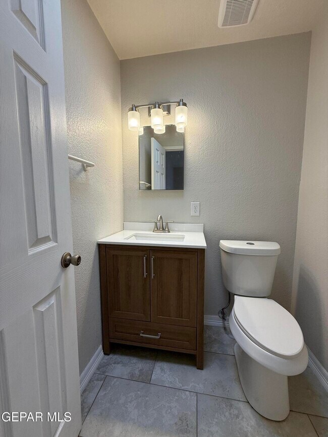 Building Photo - 955 Versailles Dr