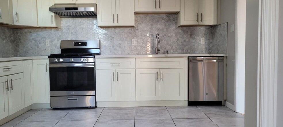 Building Photo - 257 Rome St