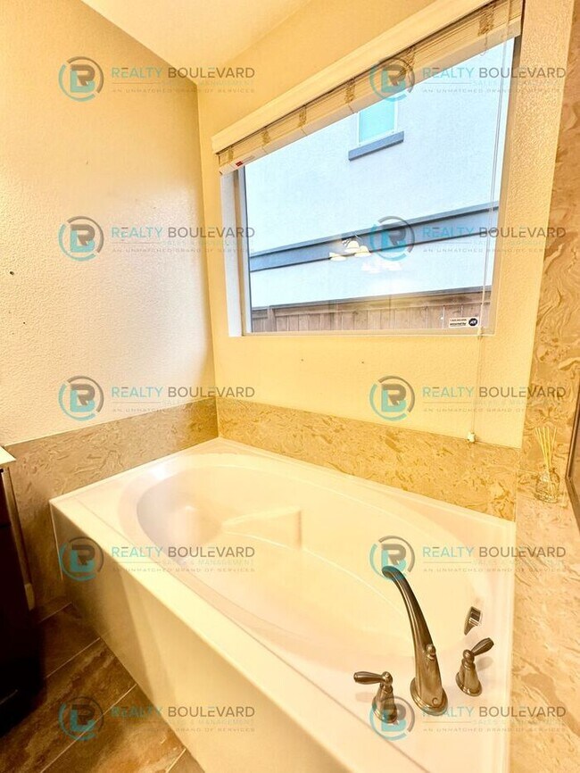 Building Photo - Spacious 4-Bedroom Gem in Somersett with S...