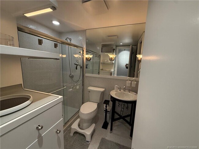 Building Photo - 9960 S Ocean Dr