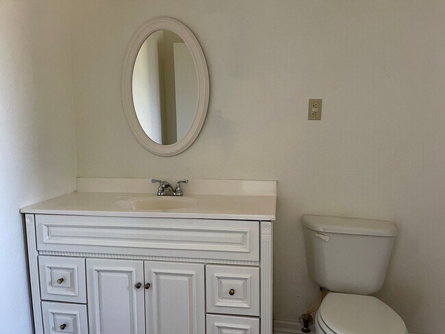 Building Photo - 4 Bedroom 2 Bath Ranch Style Home in Lemoore