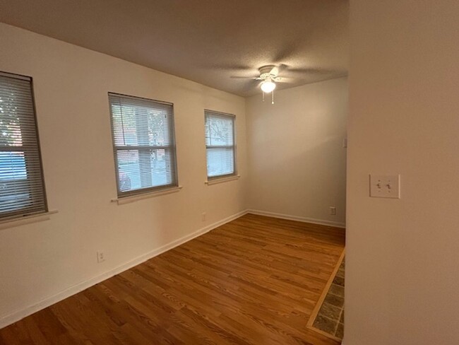 Building Photo - Nice 1 Bedroom, 1 Bath, one-level condo cl...