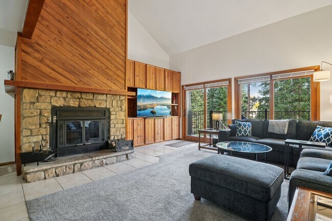 Building Photo - Serenity and Views with this 3 bedroom/3Bathroom Townhome in Buffalo Ridge