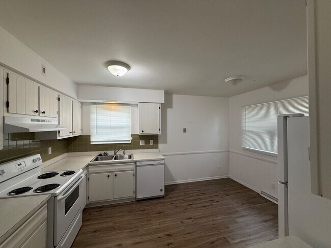 Building Photo - 823 Mathews Rd