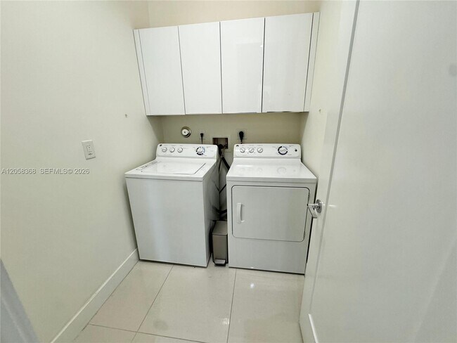 Building Photo - 6423 NW 105th Ct