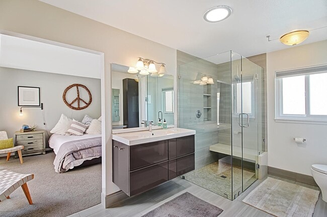 Building Photo - Updated 2 Bedroom Condo