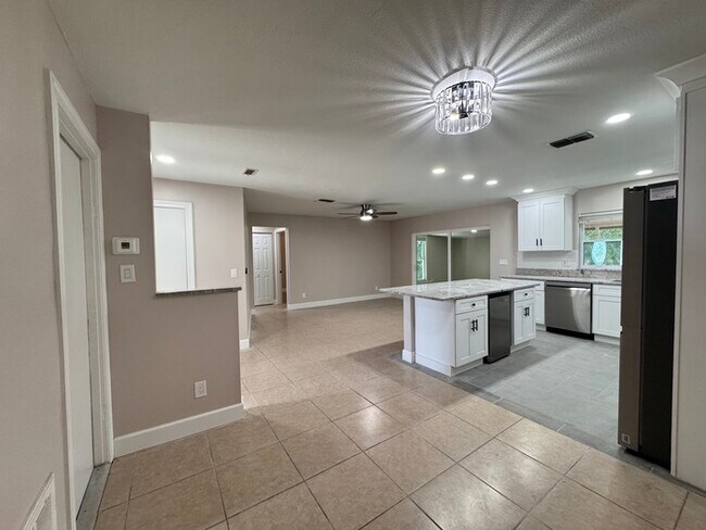 Building Photo - Fully Renovated Palm Harbor Home