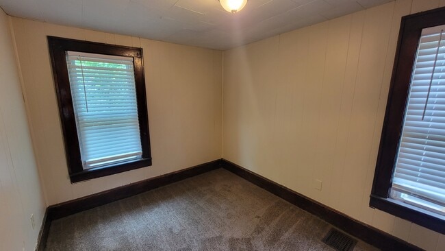 Building Photo - 1385 Hart St