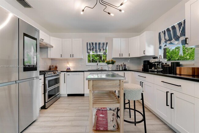 Building Photo - 1355 Biarritz Dr
