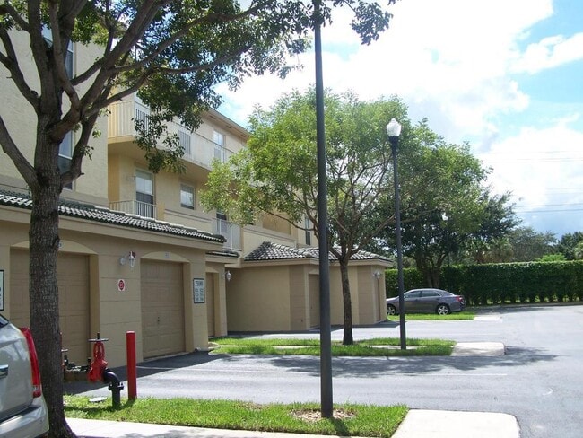 Primary Photo - 2100 Greenview Shores Blvd