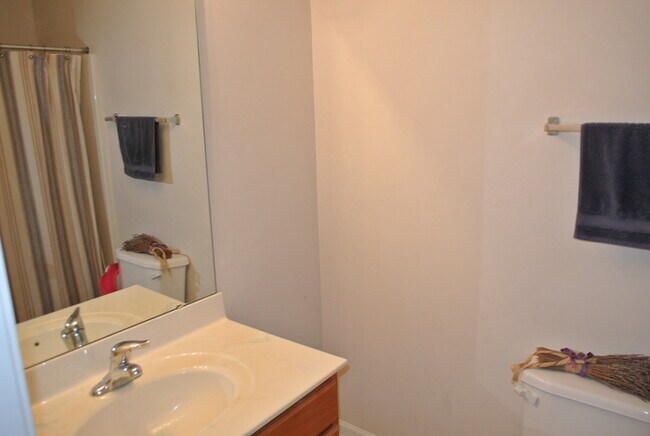 Building Photo - 2108 Summit Dr