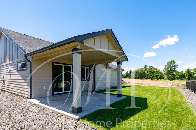 Building Photo - Brand NEW Home Overlooking the Golf Course