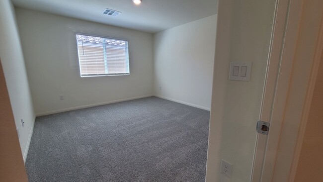 Building Photo - 5-Bed, 3-Bath Home in Spectrum Falls