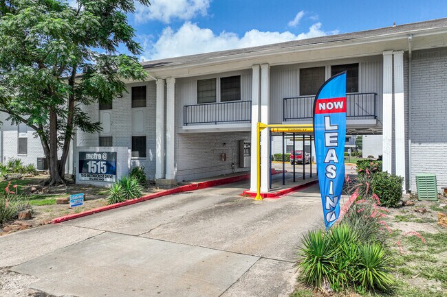 Entrance - Metro at 1515