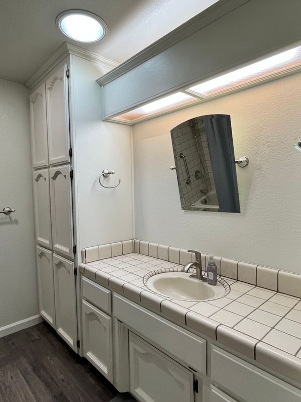 Building Photo - 3685 Fairway Dr