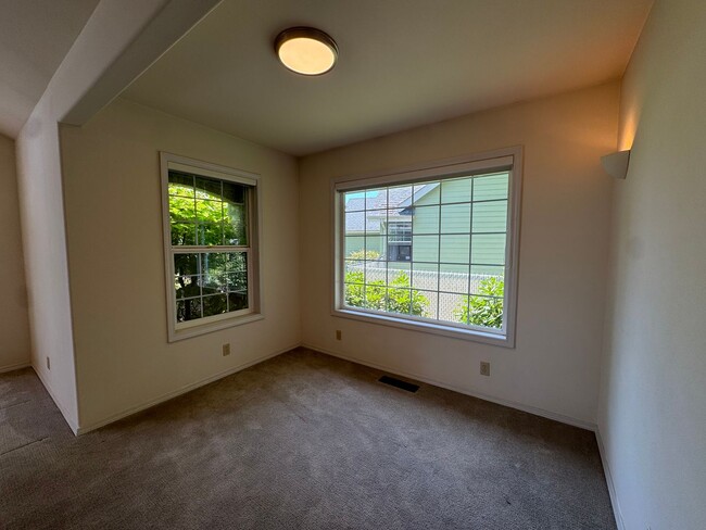 Building Photo - Hucrest home with 3 car garage