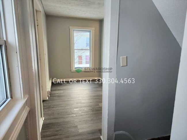 Building Photo - 406 1st St SE