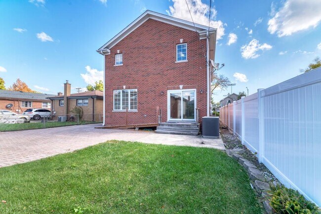 Building Photo - 4544 N Oriole Ave