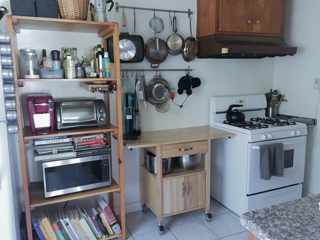 Building Photo - 466 N Orange Grove Ave