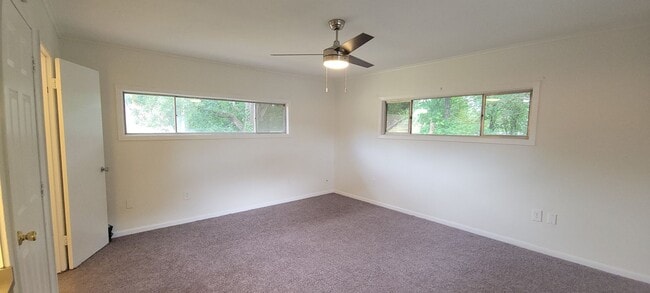 Building Photo - Amazing 4 bedroom/2 bath Two-story home wi...