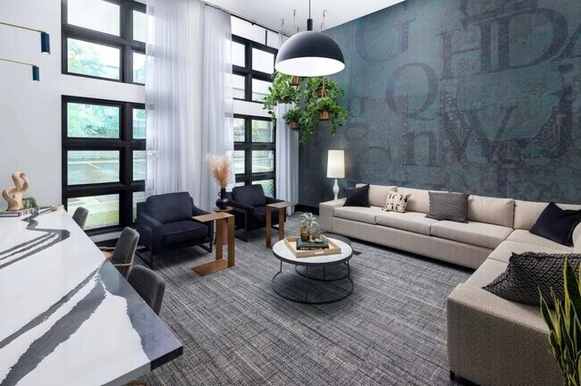 Building Photo - 5617 Oak St