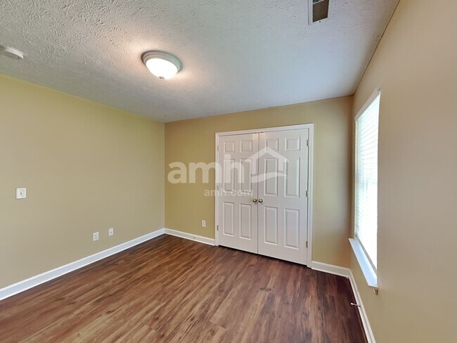 Building Photo - 6012 Mountview Dr