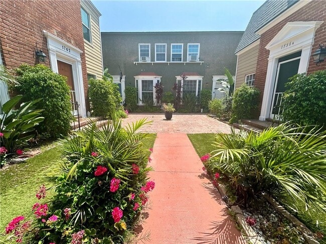 Building Photo - 1760 1/2 N Las Palmas Avenue Unit