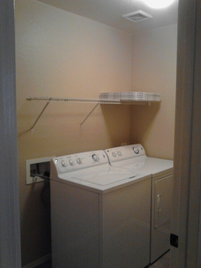 Building Photo - AVAILABLE NOW!!!