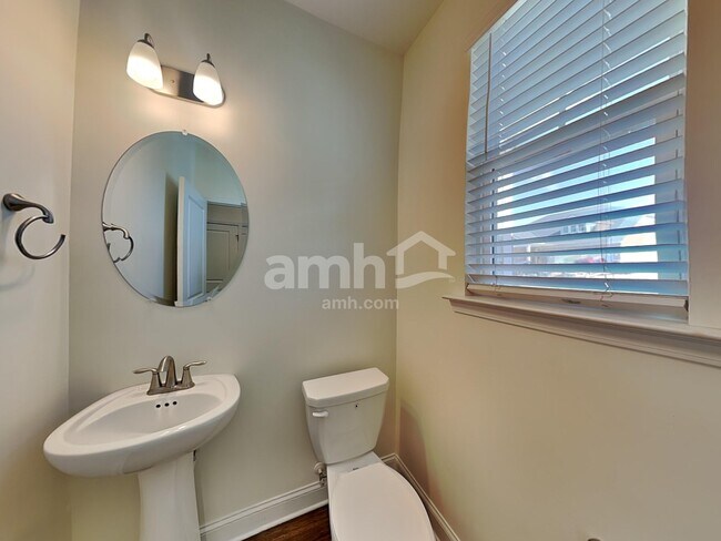 Building Photo - 245 Lake Vista Dr