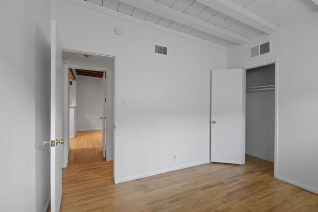 Building Photo - 15826 Magnolia Blvd