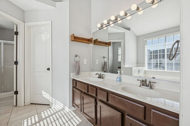 Building Photo - Bright, Clean & Convenient - Perfect 4 Bedroom Home in Chesapeake