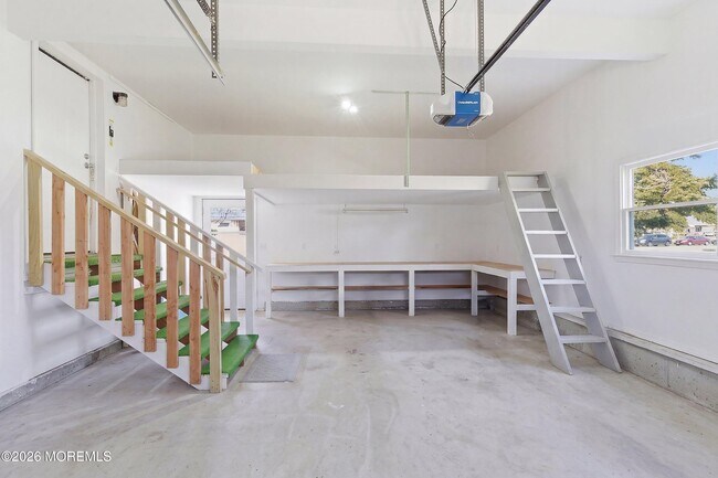 Building Photo - 616 Newport Ave