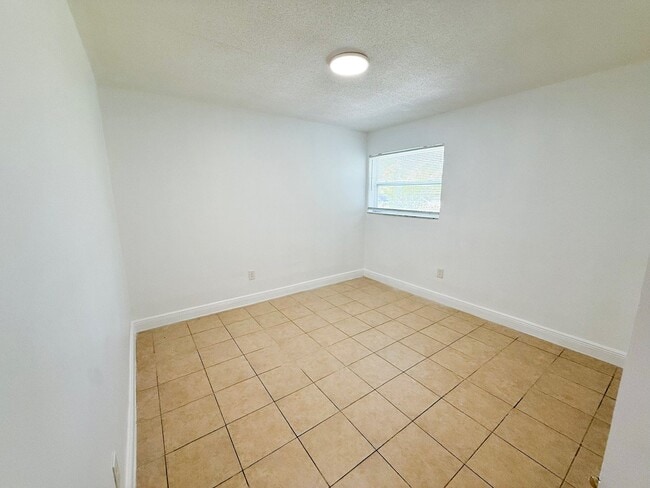 Building Photo - 1555 NE 148th St