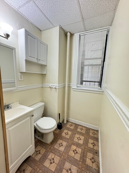 Building Photo - 390 Riverway