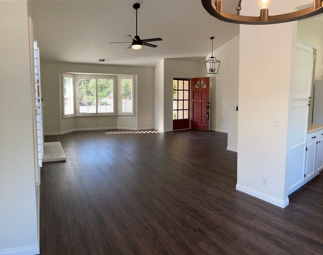 Building Photo - Charming Los Alamos Home