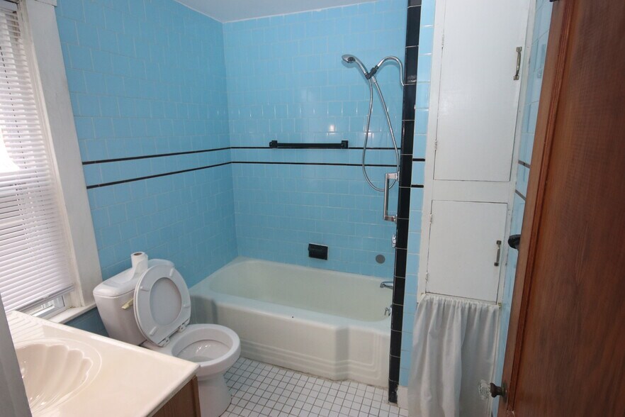 Full Bathroom - 1 - 43 Congregational St