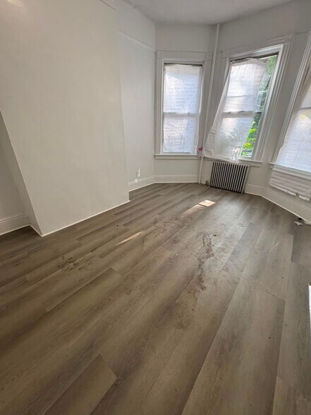 Building Photo - 165 Linden St