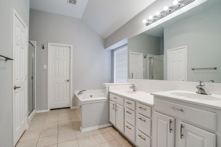 Building Photo - 3408 Hidden Valley Dr