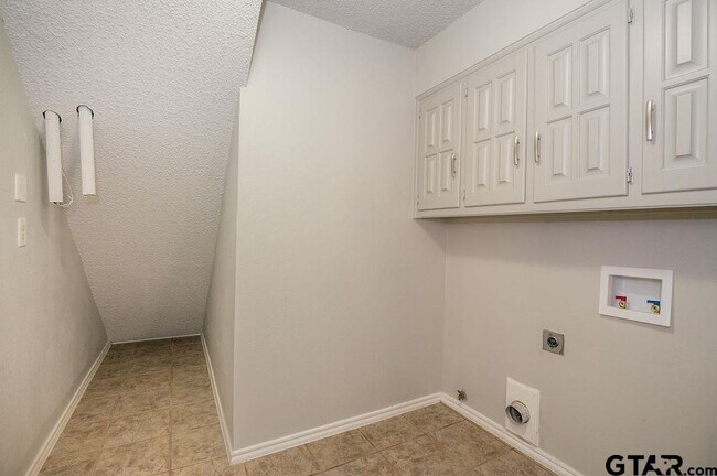 Building Photo - 5809 Hollytree-